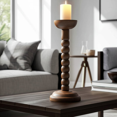Porte-bougie en bois avec base ronde sculptée et détails décoratifs tournés pour un style décontracté moderne