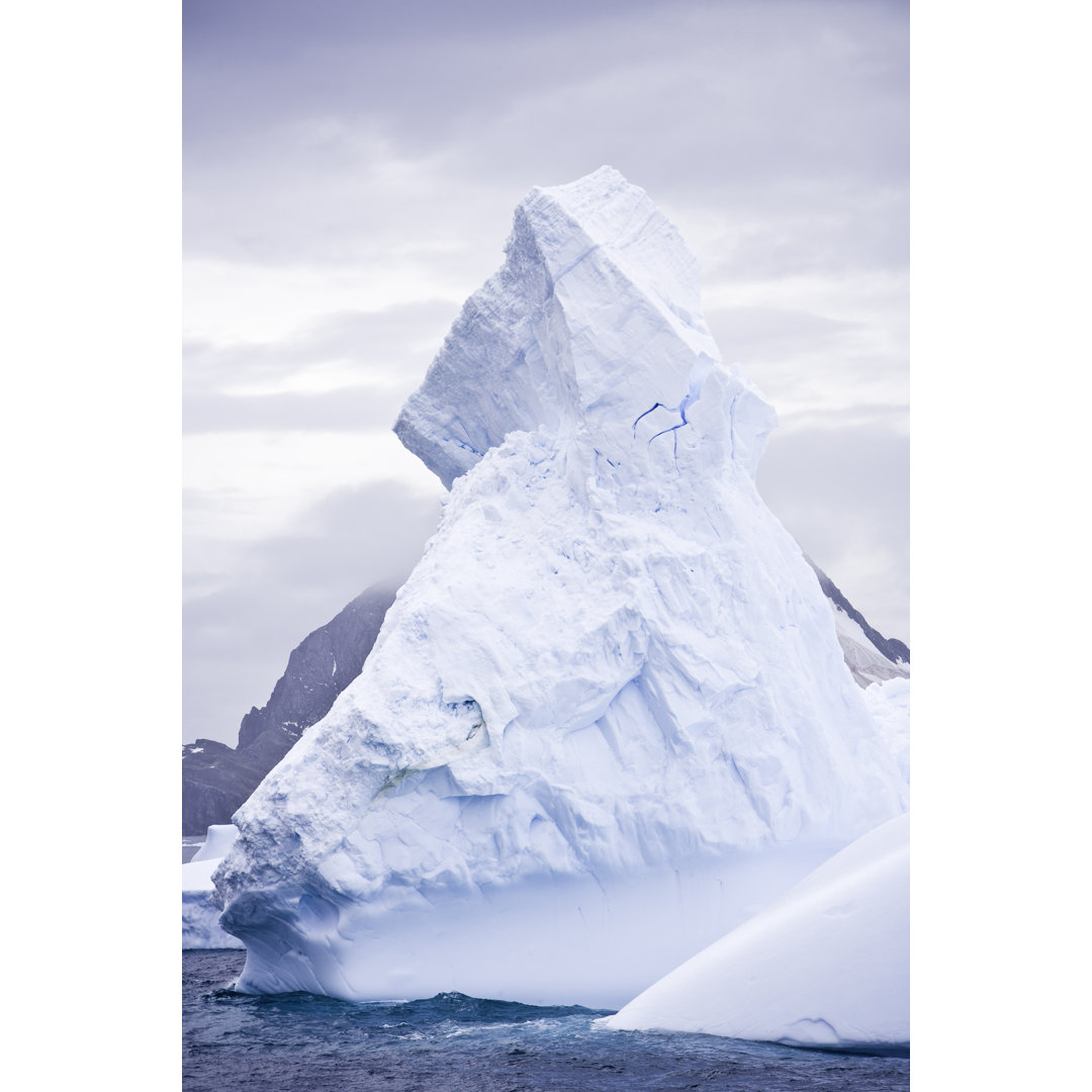 Breaking Ice von Mlenny - Druck auf Leinwand ohne Rahmen