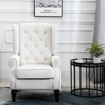 Chaise d'appoint blanc crème. Détail des boutons. Siège et siège rembourrés. Convient à n'importe quelle pièce. Structure en bois massif et eucalyptus. Siège relaxant de l 20,75 po x l 19 po. 22,5 po de hauteur des accoudoirs au sol. L 32,89 po x H 41,15 po. Taille de la chaise. 352