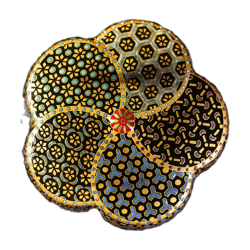 Fleurs tourbillonnantes sur une boîte d'encens noire