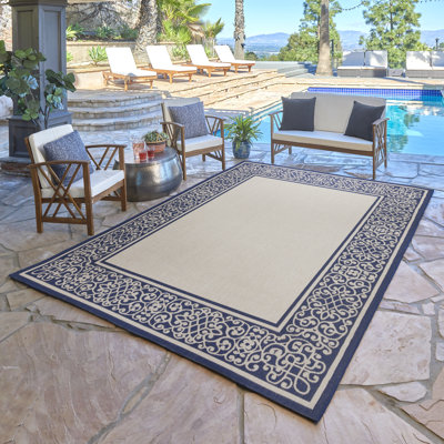 Tapis d'intérieur / extérieur en polypropylène tissé à plat à bordure à volutes crème bleu marine beige Solterra Guilhermino