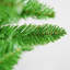 Arbre de Noël classique avec des branches denses pour un décor de vacances réaliste, pour les célébrations d'Halloween et de Noël.-968646779