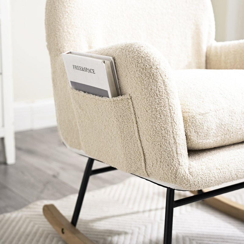 Fauteuil à bascule en métal beige avec structure rembourrée et ergonomique