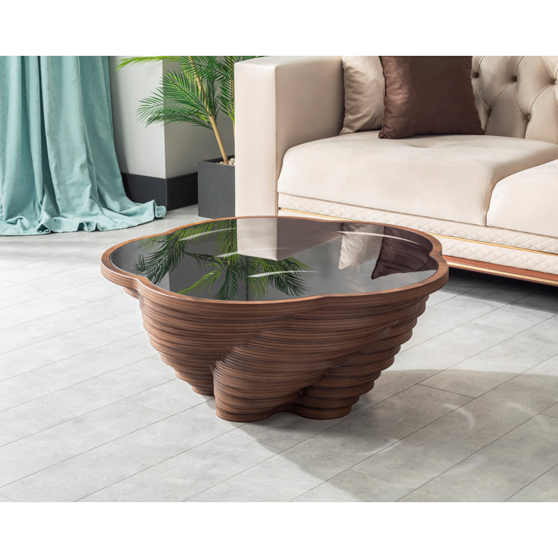 Grande table basse sculpturale avec plateau en verre fumé et placage de noyer