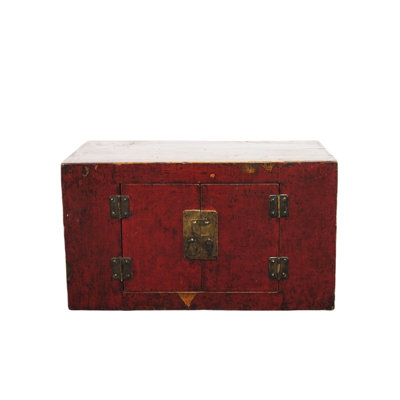 Armoire antique en porcelaine rouge