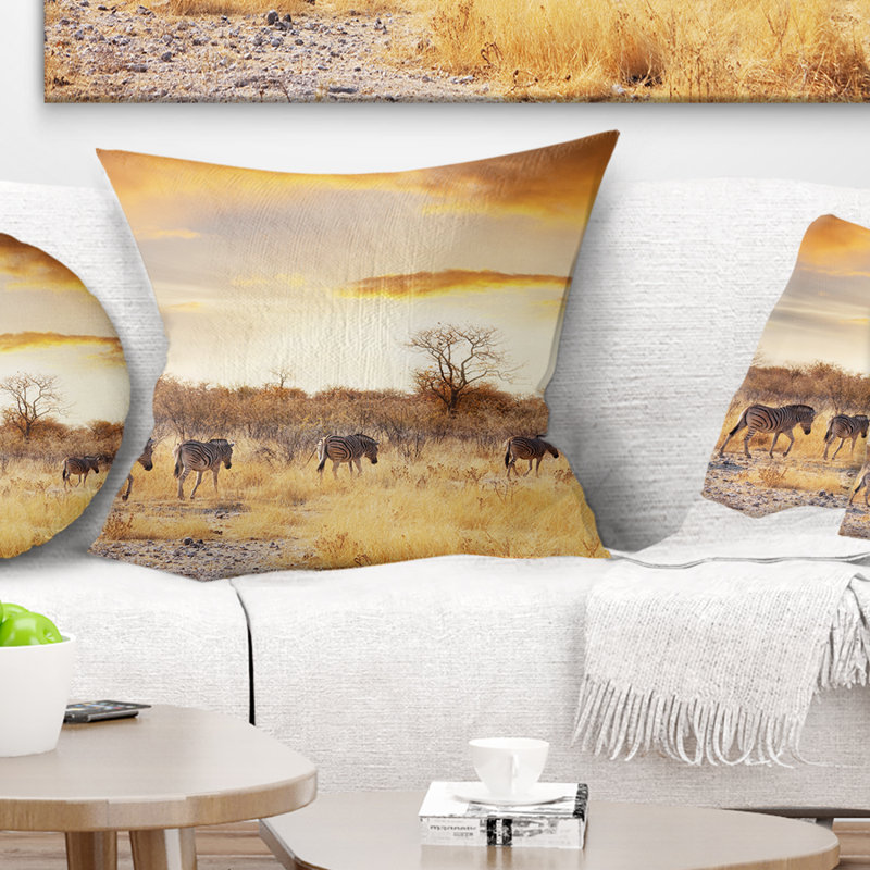 Zèbre Schafer qui marche dans une rangée de coussins d'Afrique, 16 po x 16 po, Coussin décoratif