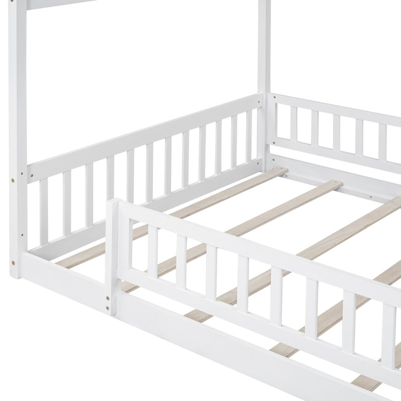 Structure de lit pleine grandeur avec clôture pour les adolescents - Pinewood, blanc, crée un espace confortable pour dormir et jouer