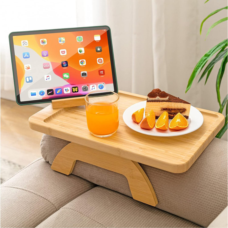 Plateau pour accoudoirs pour canapé, table à pince pour canapé en bambou sur la table d'appoint, table pour accoudoirs pliable avec support pour téléphone à 360 °, plateaux de nourriture pour manger / boissons / collations / télécommande