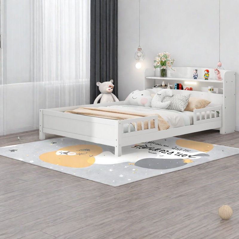 Lit plateforme en bois blanc peu encombrant avec tête de lit à DEL