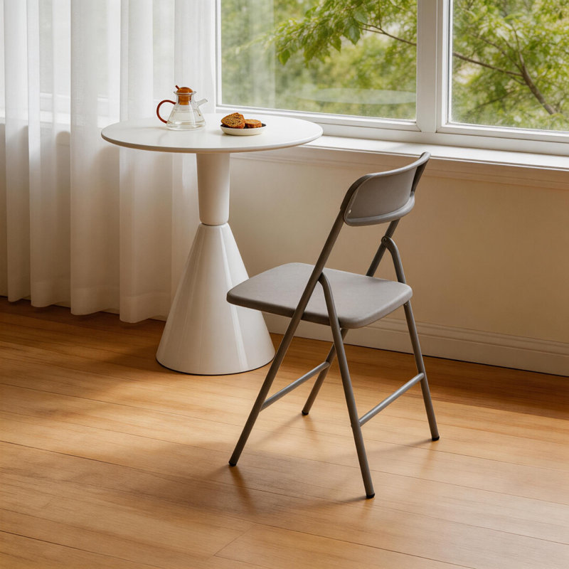 Lot de 4 chaises pliantes grises avec coussin en polypropylène pour l'extérieur, chaises pliantes empilables et portables en métal avec structure en acier, idéales pour les fêtes, les événements à domicile, les bureaux et les mariages.
