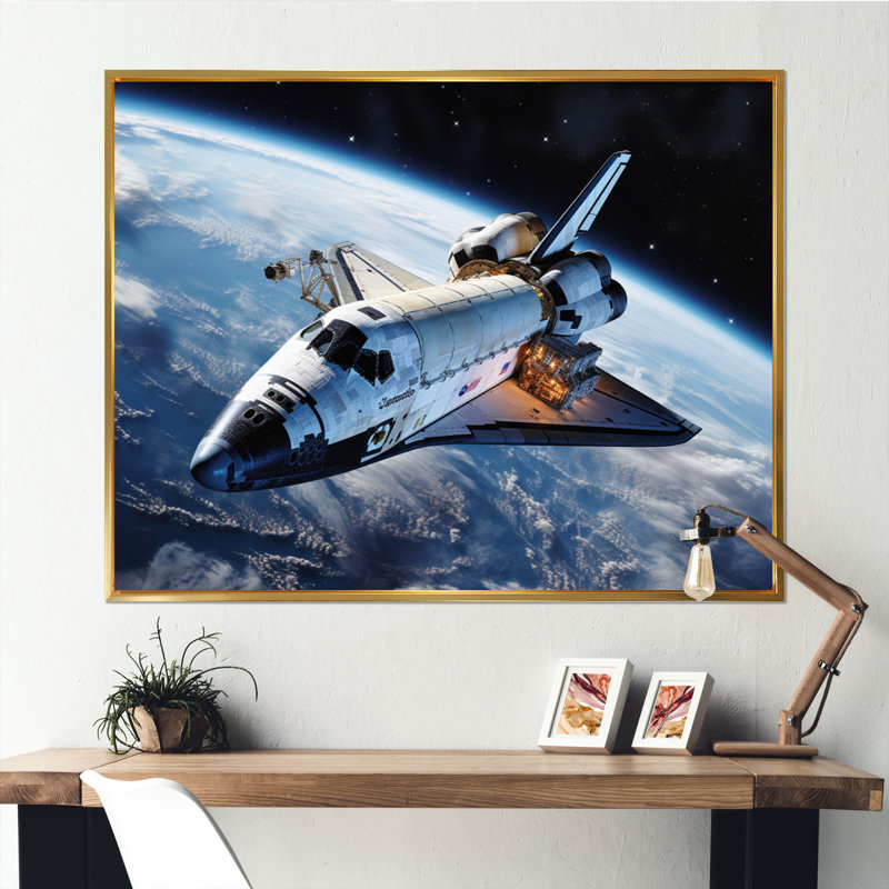 Navette Antares dans l'espace I sur toile, Cadre flottant doré, H 16 po x l 32 po x P 1 po