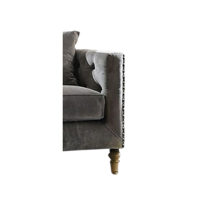 Velours gris avec coussins inclus, détails des boutons sur le dos et les accoudoirs, garniture cloutée, rembourrage en mousse de plumes pour abri haut, assise de 23 po de profondeur, profondeur de produit de 34 po, bois tourné