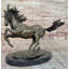Sculpture de cheval Milo élevant un bronze - étalon majestueux sur base de marbre