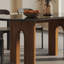Table robuste avec plateau en verre de qualité et pieds en chêne.-2045259064