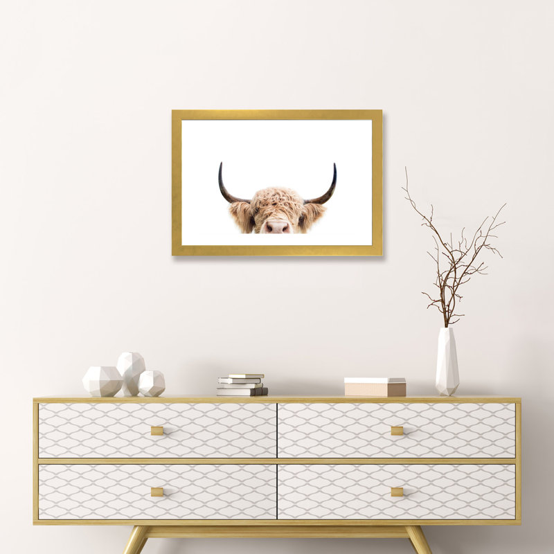 «Peeking Cow» par Sissi & Seb - reproduction de photo, H 16 po x l 24 po x P 1 po, Papier encadré doré
