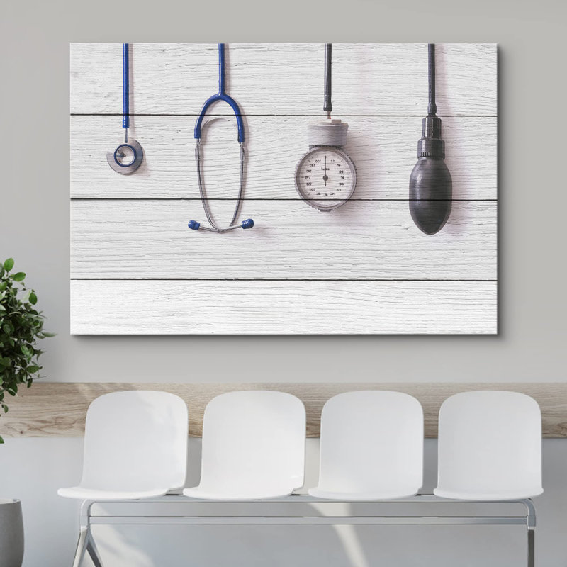 Stéthoscope médical et outils de mesure de la pression sanguine sur des panneaux d'effet en bois, H 32 po x l 48 po