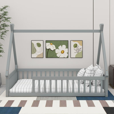 Lit simple en forme de tente Montessori avec garde-corps de sécurité et entrée ouverte