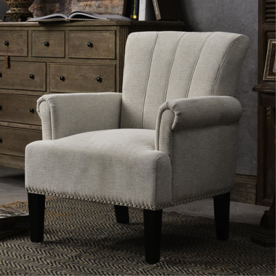 Fauteuil Accent Rivet crème, structure en pin massif et contreplaqué de peuplier, pieds carrés en bois d'hévéa effilés, accoudoirs roulés, dossier carré, siège à ressorts sinueux, coussin en mousse épaisse, tissu teinté, 16,54 po