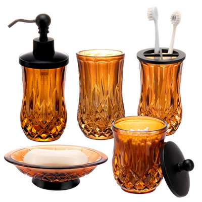 Accessoires de salle de bain ambrés : distributeur de savon, porte-brosse à dents, porte-savon, gobelet et pot, en verre épais rond et alliage de zinc avec pompe.