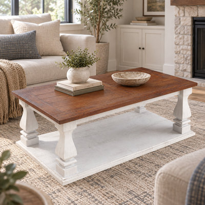 Table basse de style champêtre avec plateau en bois massif vieilli, pieds tournés et tablette de rangement
