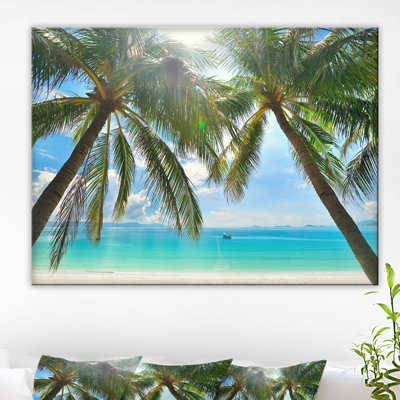 Palmier suspendu sur une plage de sable blanc - reproduction de photo sur toile tendue