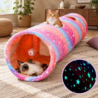 Ces peluches sont livrées avec ce tube pliable photoluminescent arc-en-ciel, conçu pour briller dans le noir pour les chats d'intérieur, les petits chiens, les chiots, les chatons, les lapins et les furets.
