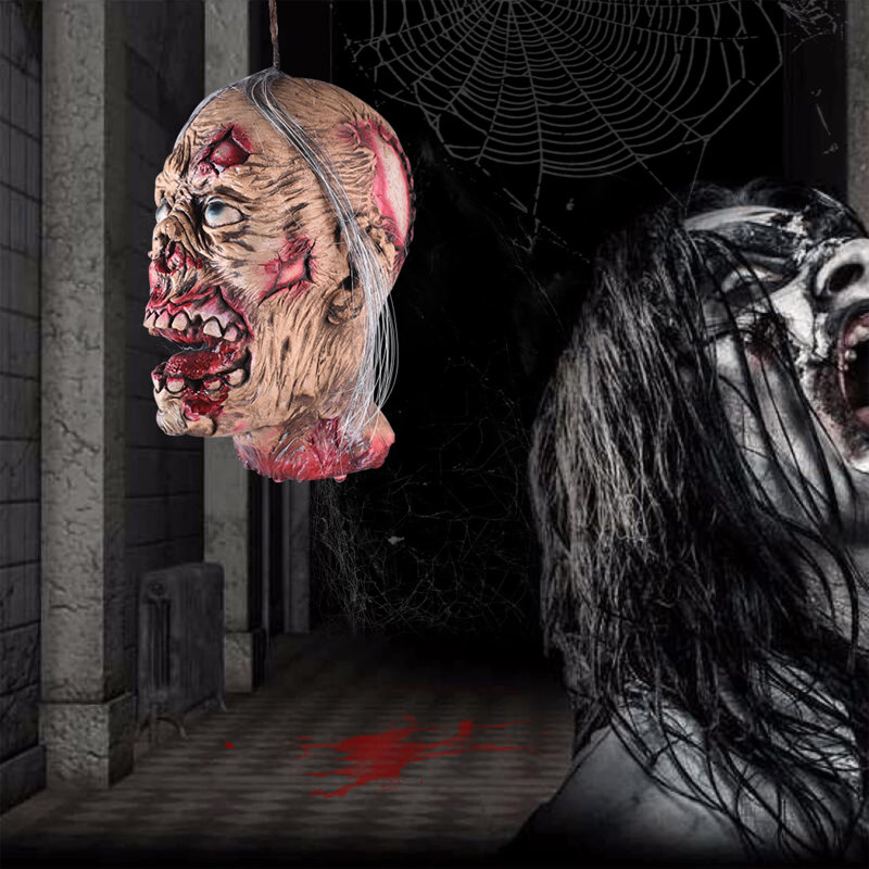 Tête de zombie sanglante suspendue et effrayante