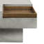 Table basse en ciment de style rustique avec plateau carré et piédestal sur fond gris patiné