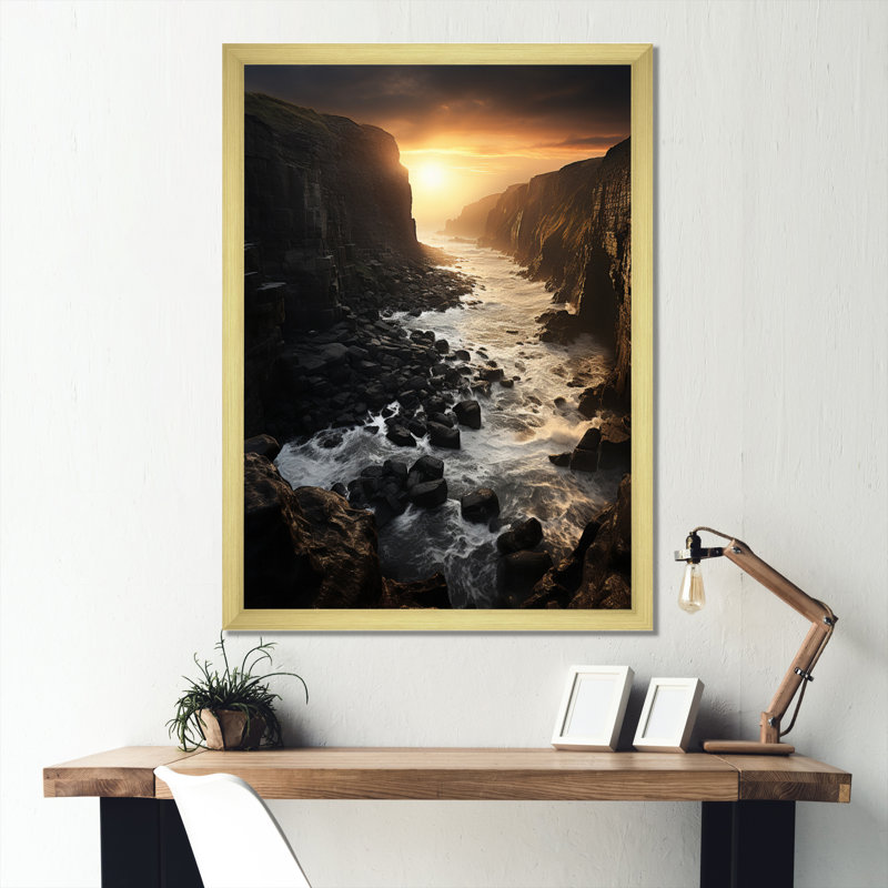 Coastal Sunset At The Clif I - Reproduction d'art mural paysage et nature, H 32 po x l 24 po x P 1 po, Encadrement doré