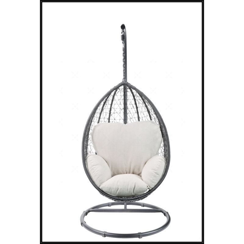 Chaise suspendue en tissu beige et osier noir