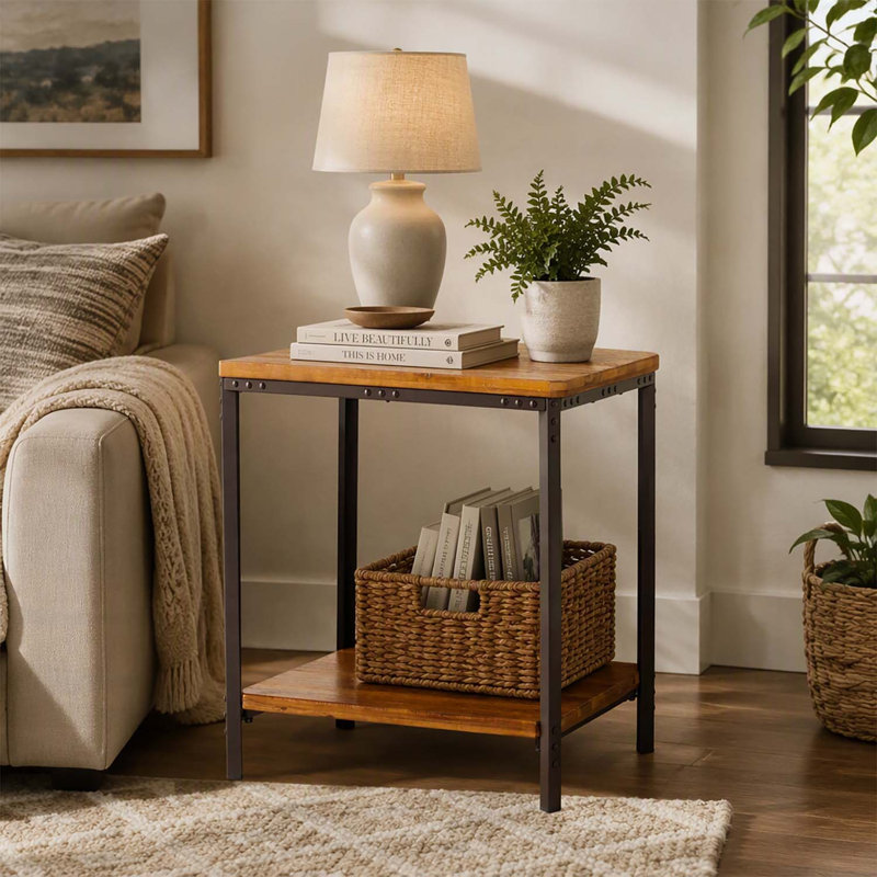 Table d'appoint rustique urbaine avec pieds robustes en bois dur et en fer, dotée d'une tablette inférieure pour un rangement supplémentaire.