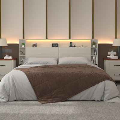Tête de lit très grand naturel avec rangement, lumières à DEL RVB, ports de chargement USB et CA, tablettes de bibliothèque, rangement caché, rainure de la plinthe