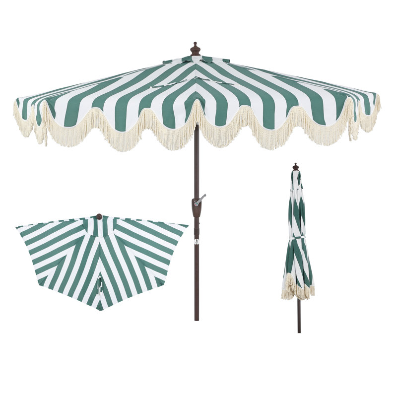 Demi-parasol de style côtier peu encombrant de 9 pi avec frange festonnée, manivelle et inclinaison Beverly, auvent rayé vert / blanc, mât brun foncé