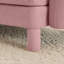 Canapé 2 places rose en tissu bouclé avec pieds cylindriques et en forme de coquillage, offrant une assise confortable et unique conçue pour un confort de détente dans la chambre.