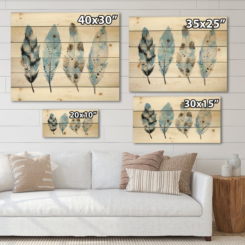 Blue Boho Feathers I - impression bohémienne et éclectique sur bois de pin naturel, H 25 po x l 35 po x P 0,78 po