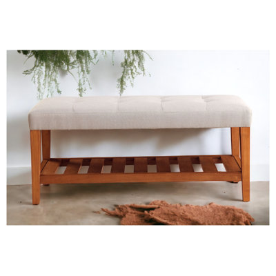 Banc de rangement en tissu gris clair Charla avec finition en chêne - siège capitonné et tablette à lattes en bois pour le salon