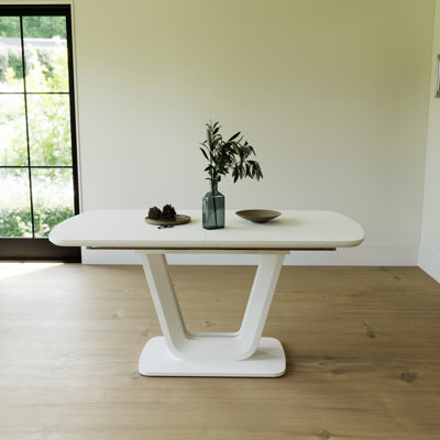 Table de salle à manger moderne industrielle blanche avec pieds en forme de U pour une table durable, fabriquée en