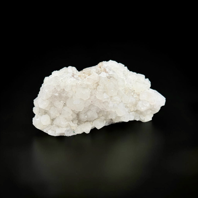Cubes d'apophyllite cubique sur calcédoine