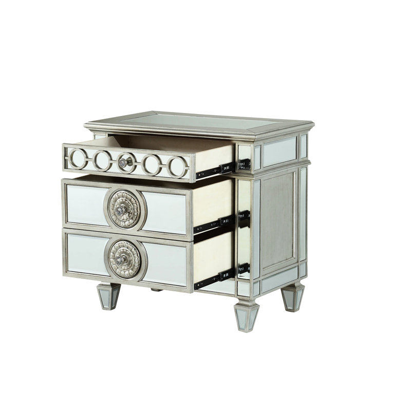 Table de chevet argentée avec miroir