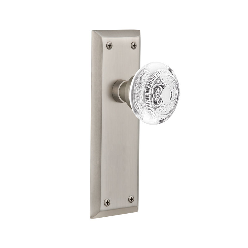 Plaque avec œuf en cristal et bouton de fléchettes New York, 2 3/4 po, Nickel satiné