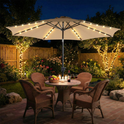 Parasol de patio de 10 pi avec 32 lumières DEL, mécanisme d'inclinaison et de manivelle et tissu imperméable et résistant aux rayons UV.