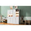 Lit simple blanc avec armoire et tablettes pliantes peu encombrantes, pour les petits espaces