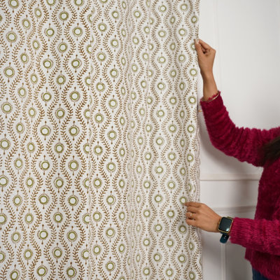 Rideau plat non doublé en lin coloré imprimé à la main, motif floral blanc et vert, idéal pour le salon et la chambre à coucher, style bohème et champêtre.