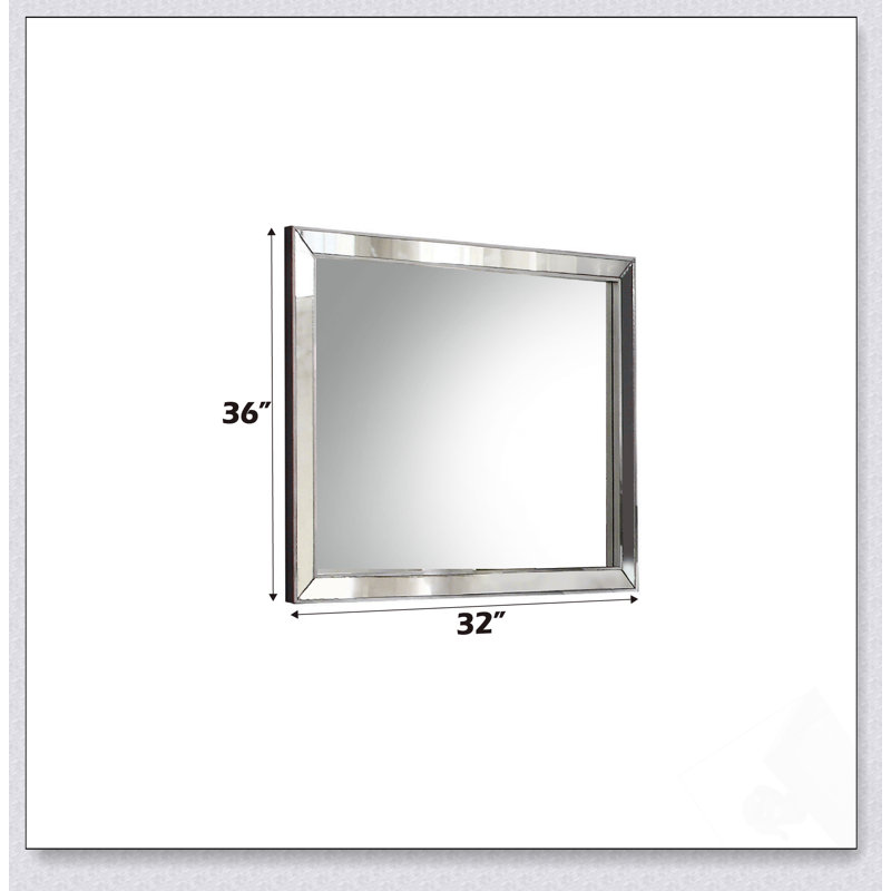 Miroir au fini platine Voeville II, design contemporain épuré pour un attrait visuel et une luminosité accrus dans n'importe quelle pièce.
