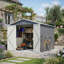 Remise de rangement extérieure grise en métal gris, portes doubles verrouillables et porte latérale, grande remise à outils ventilée et résistante aux intempéries pour patio