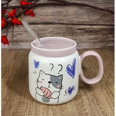 Chat fantaisiste tenant une tasse en céramique 16 oz avec couvercle et paille en verre