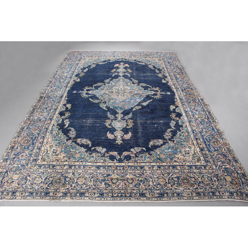 Tapis turc surdimensionné avec médaillon bleu marine pour une utilisation en salon avec une couverture colorée