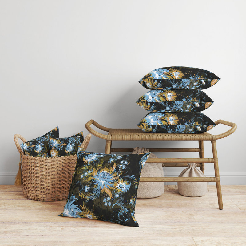 Coussin décoratif intérieur / extérieur à motif floral Delightful Wildflowers, H 18 po x l 18 po, Bleu / noir / floral jaune