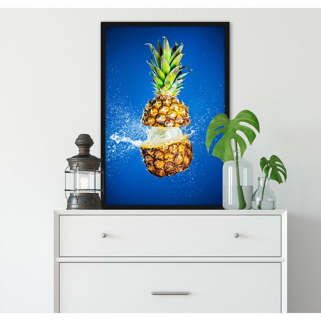 Gerahmtes Foto "Ananas mit Wasser besprüht"