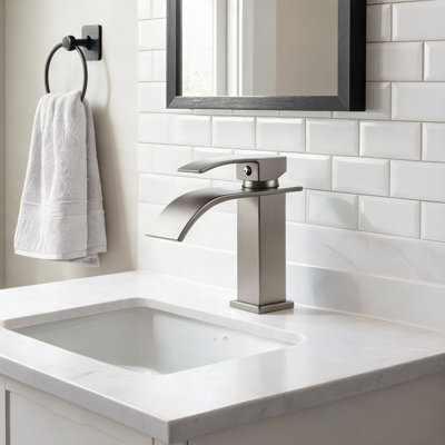 Robinet de salle de bain en nickel brossé 35,1 x 19,6 x 7,4 po avec bonde escamotable, commande à poignée simple et fabrication en métal